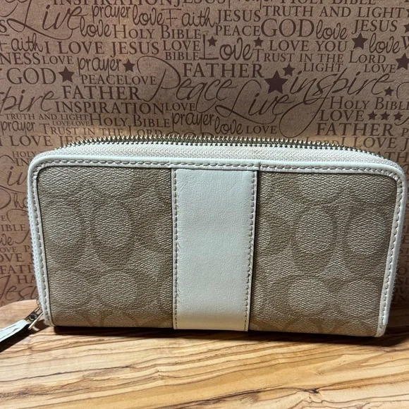 Coach Tan and Cream Shoulder Bag and wallet preowned great condition. - Picture 14 of 16